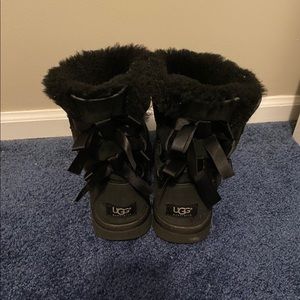 Short Black ribbon UGGS
